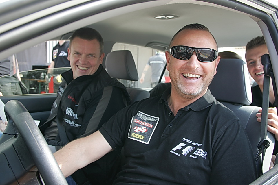 Kim Holmgaard kører taxi for bl. a. Michael Klostermann og Kasper H. Jensen
(Foto: Henning Smed / <A HREF=http://www.danskerbiler.dk/danskerchassiser/index.php TARGET=blank >DanskerBiler.dk</A>)